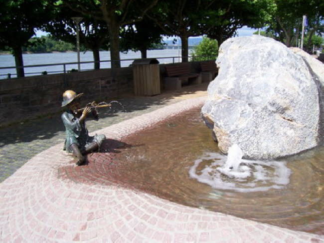 Springbrunnen am Biebricher Hafen 01 2007